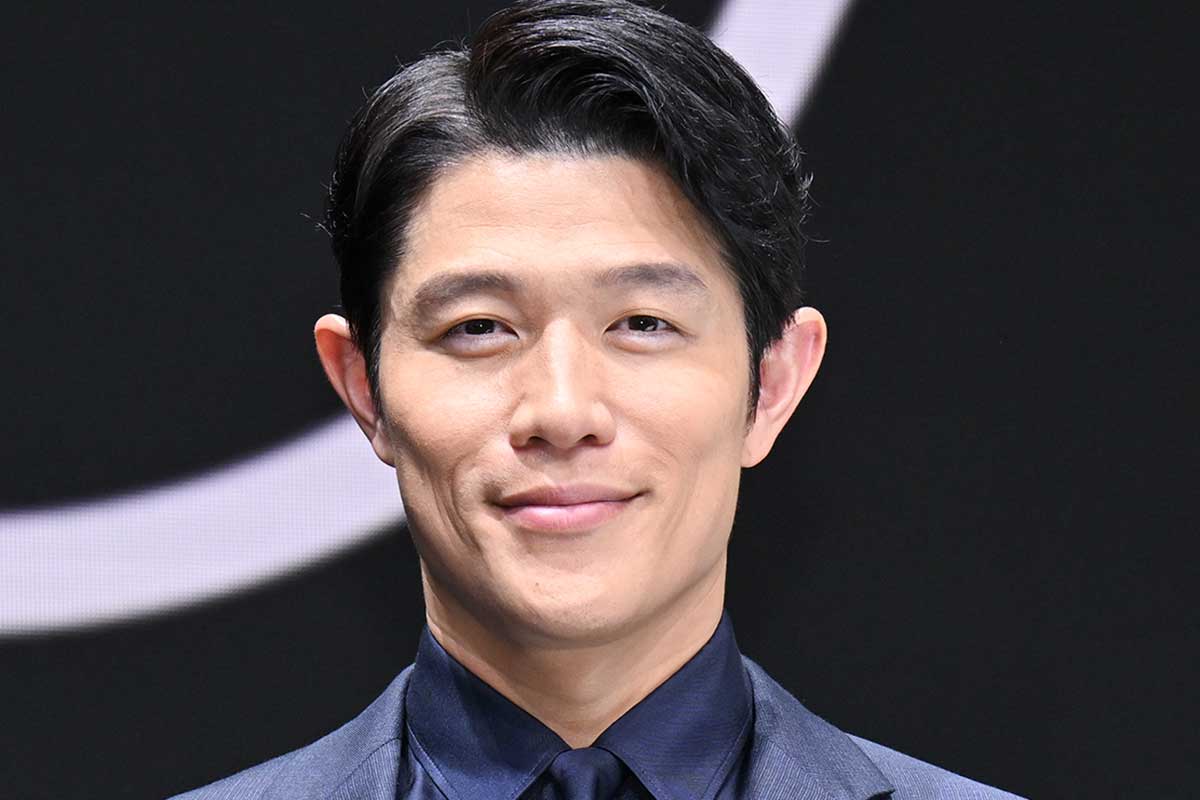 鈴木亮平、時計が映える“腕”に熱視線「ヤバいー」「筋肉凄すぎ」「大人の色気満載」