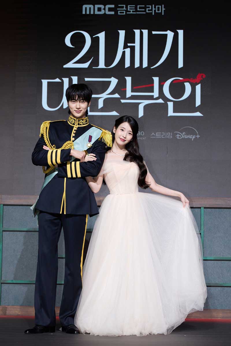 ビョン・ウソク（左）とIU【写真：(C)2026. MBC. All Rights reserved.】