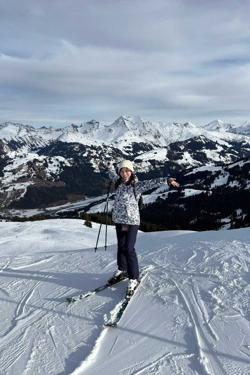 イスでスキーを楽しむ現在の河野ゆかり【写真：本人提供】