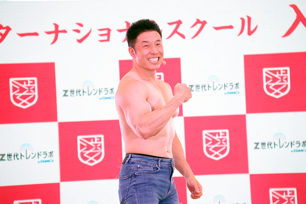 なかやまきんに君、女子高入学式にサプライズ登場　会場どよめき…上裸の筋肉芸に笑いと歓声