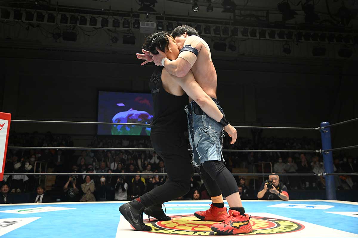 SHOをグロッキー状態に追い込んだウイスキー注入【写真：(C)新日本プロレス】