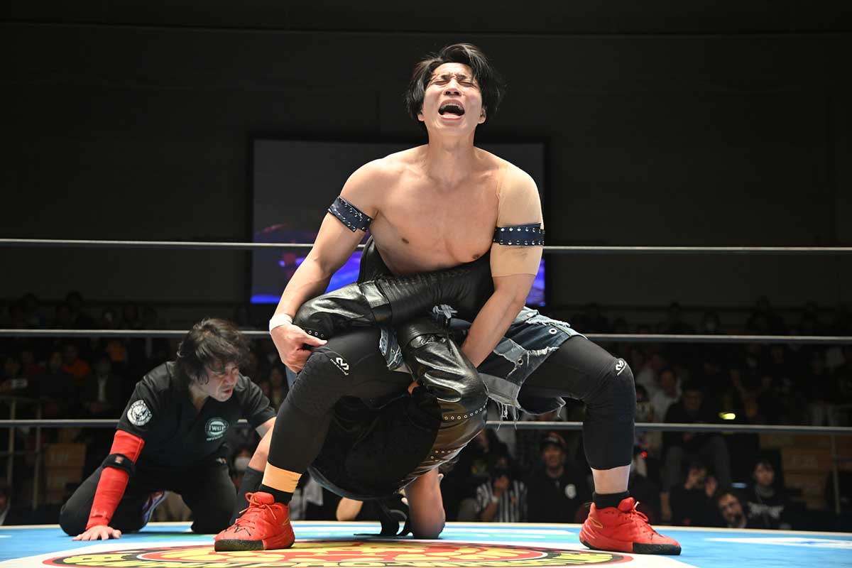 必要に応じて、ほかの選手の得意技も使うことも【写真：(C)新日本プロレス】