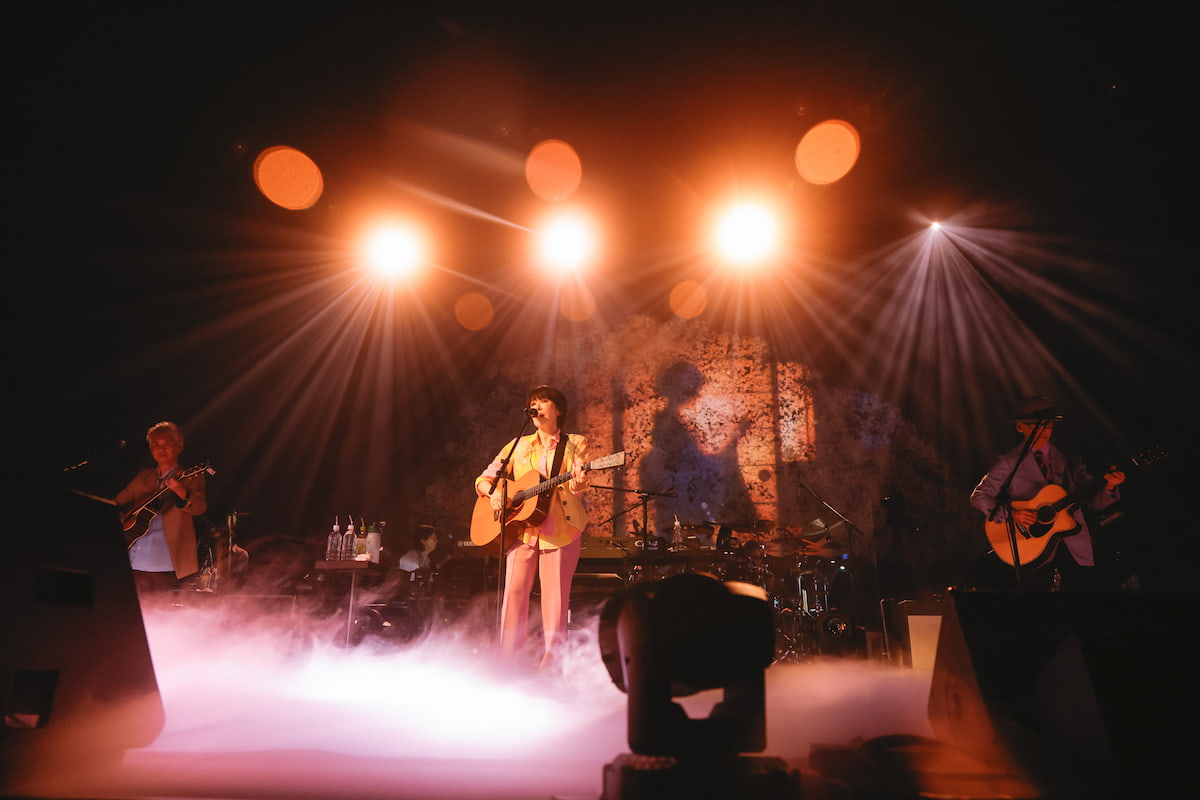 アコースティックギターを弾きながら歌唱するシーンも【写真：上山陽介】