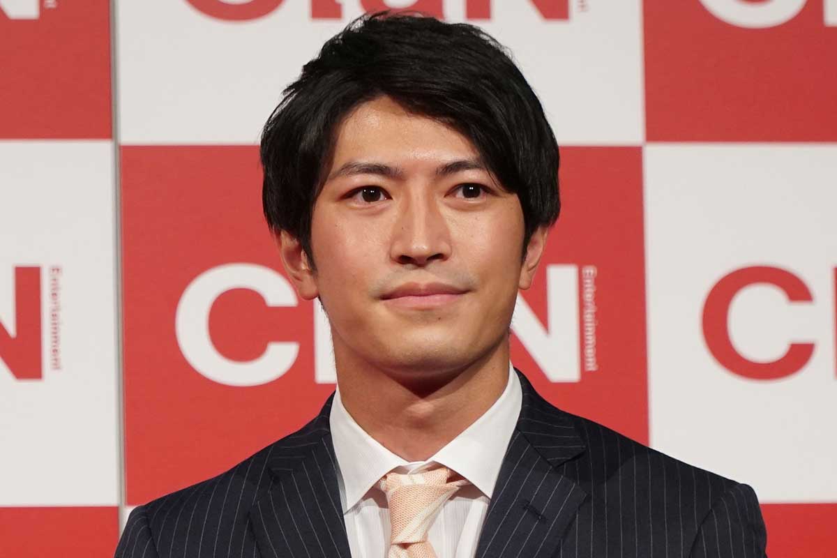 日テレ伊藤遼アナの妻に注目「初登場では？」　赤のネイル映えるお揃いコーデに「新婚さん」の声