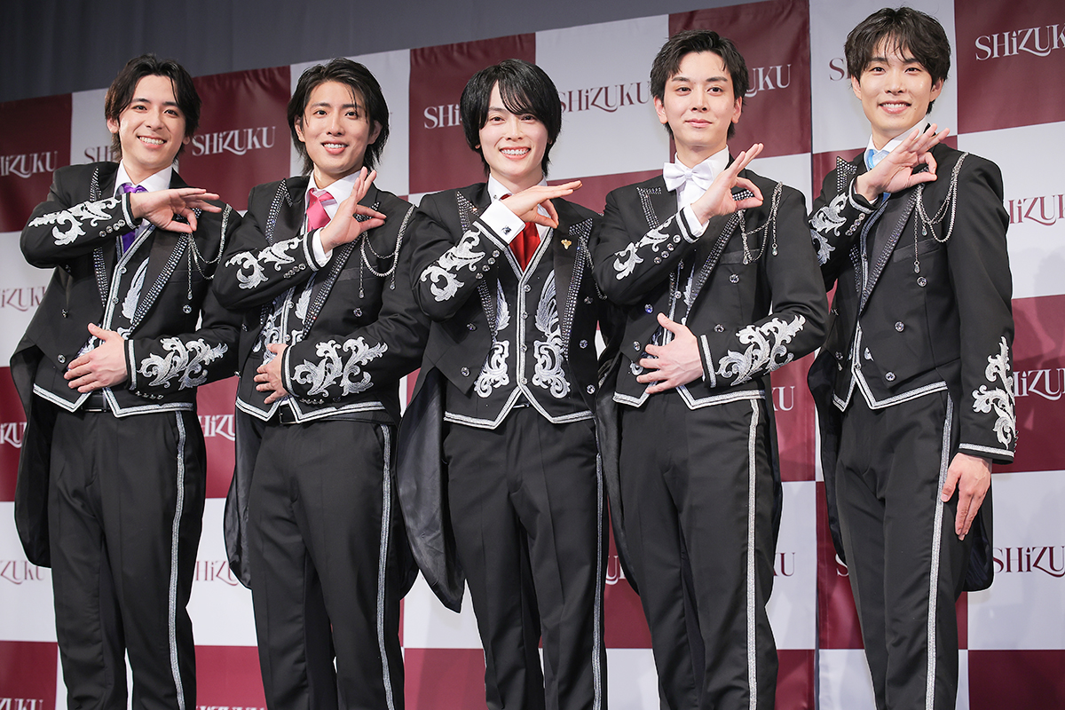 お披露目会に出席した「SHiZUKU」の古川カベルネ卓人、真田メルロ煌生、石田ピノ知之、松田シャルドネ創太郎、門脇リースリング卓史（左から）【写真：ENCOUNT編集部】