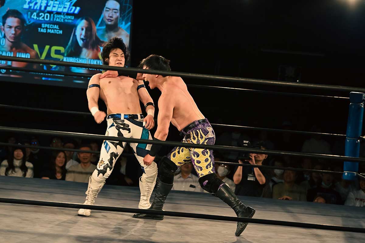 思わず目を背けてしまうほど強烈な逆水平チョップを放つT-Hawk（右）【写真：(C)株式会社青木ファミリー】