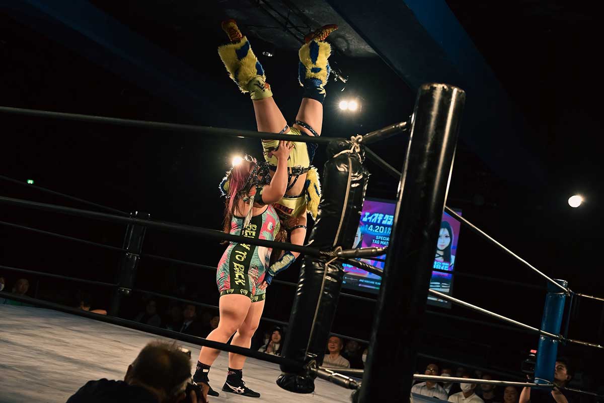 橋本千紘（左）の強さに惹きつけられた【写真：(C)株式会社青木ファミリー】