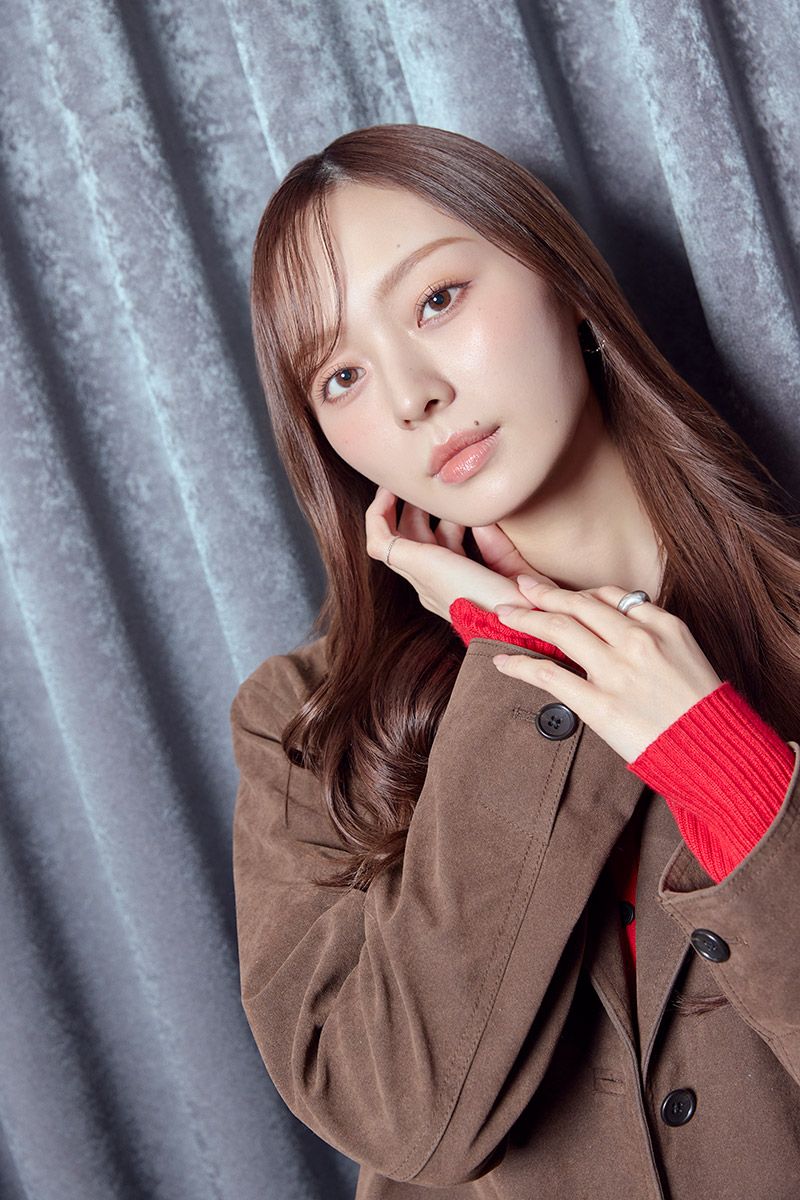 『失恋カルタ』でトリプル主演を務めている【写真：くさかべまき】