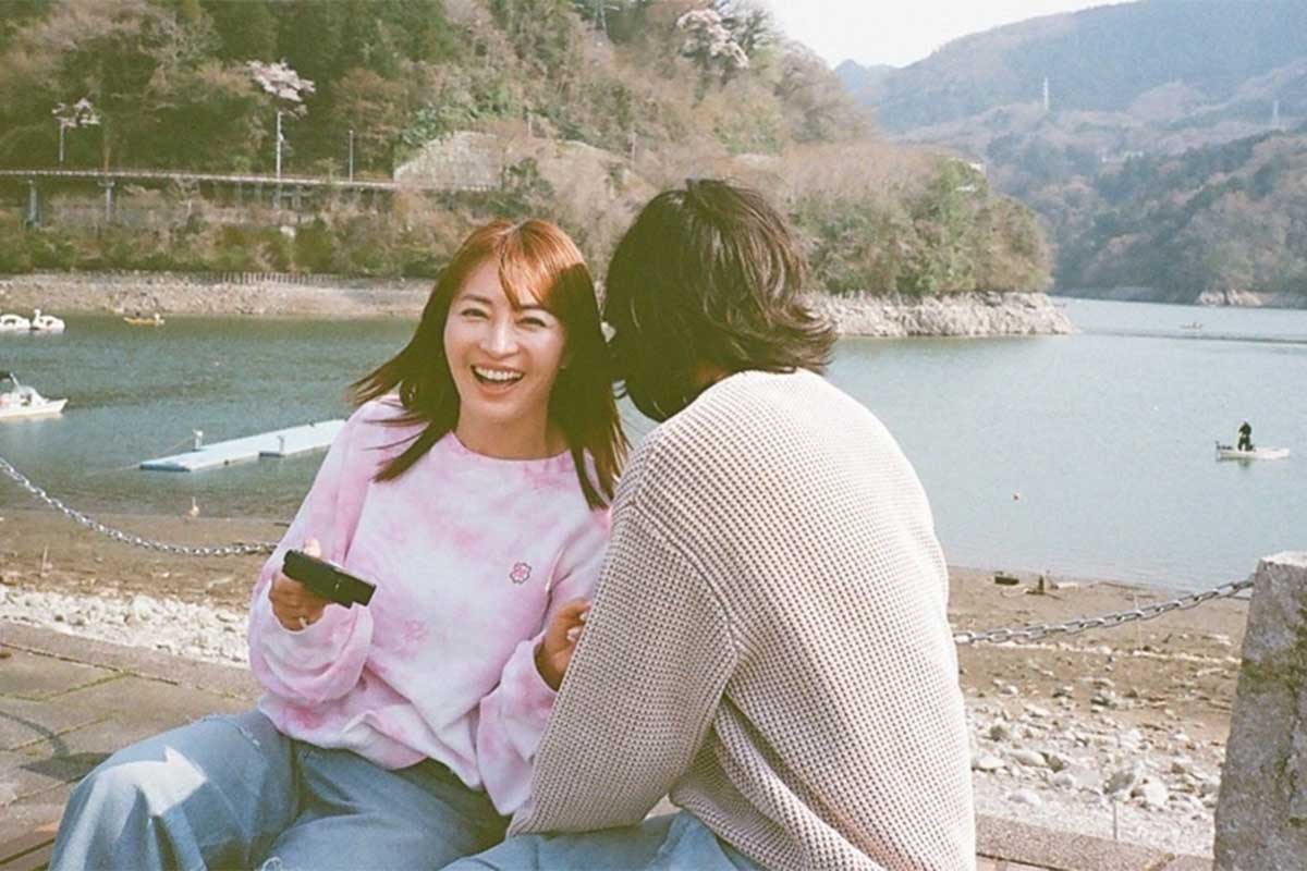 新山千春が夫婦ショットを公開した【写真：(C)新山千春オフィシャルブログ「新山千春のMORE MORE HAPPY」Powered by Ameba】