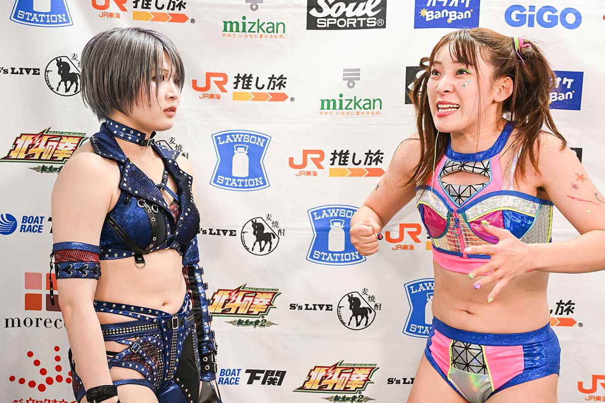 3月15日の対戦後のバックステージでフワちゃんは安納サオリに対戦を要求した【写真：(C)STARDOM】