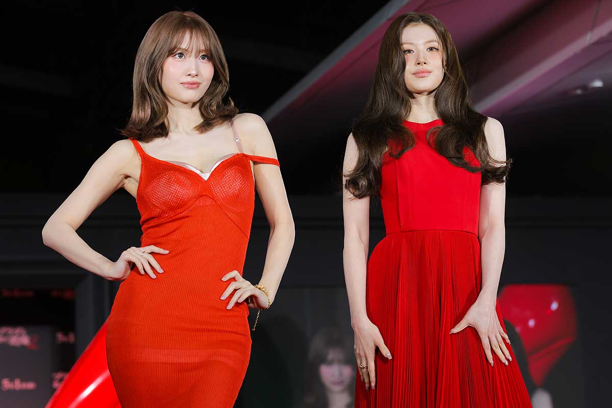 TWICE・MOMO＆SANA、『プラダを着た悪魔2』アンバサダー就任　レッドドレスでランウェイ