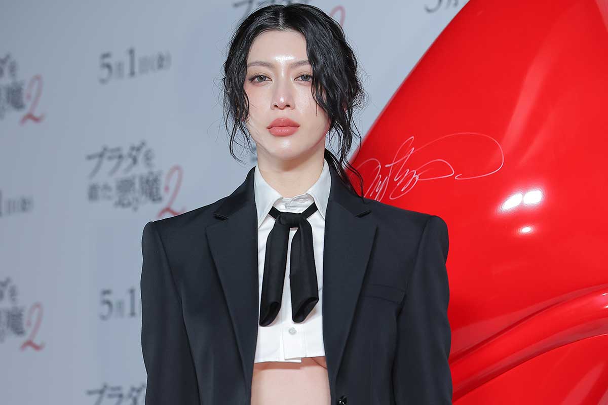 タトゥー話題の三吉彩花、ショート丈のスーツで美ウエスト披露　『プラダを着た悪魔』は「人生を初心に」