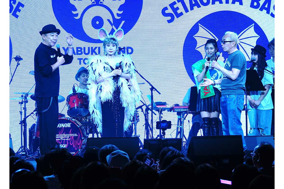 「田中と所ジョージのみんなで来てよLIVE～憲ちゃんもくるよね？vol.2」の出演者。（左から）木梨憲武、小林幸子、田中あいみ、所ジョージ【写真：ENCOUNT編集部】