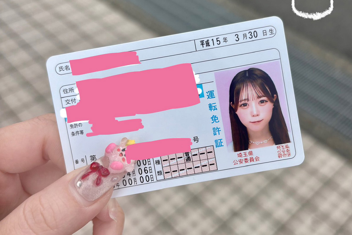 「こんな可愛い免許証初めて見た」　煌めき☆アンフォレント・小織りあ、証明写真にネット仰天「背景ピンクなん？」