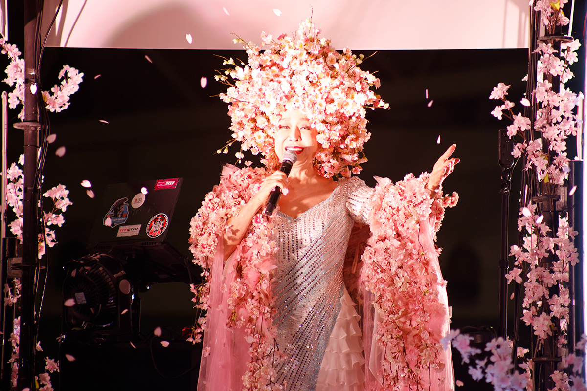 小林幸子、巨大衣装でニコニコ超会議に降臨　今年は桜の大木イメージ「花を咲かせましょう」