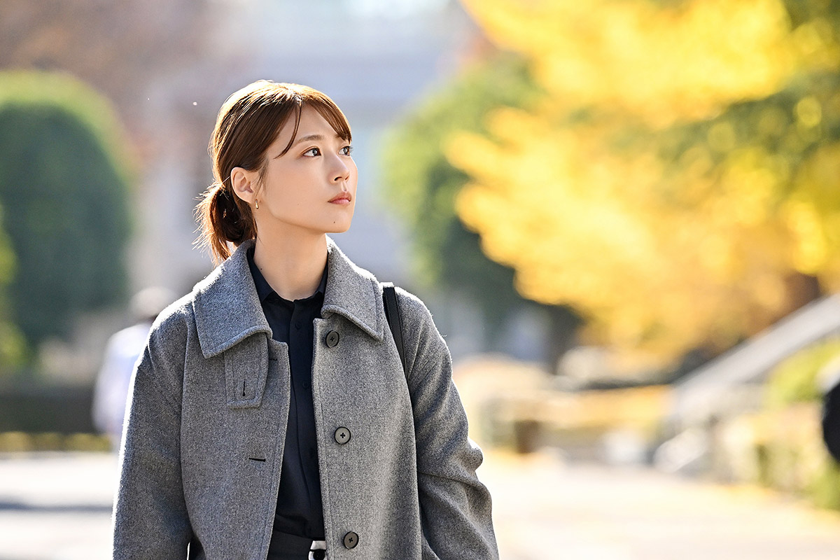 霧山人香を演じる有村架純【写真：(C)TBS】