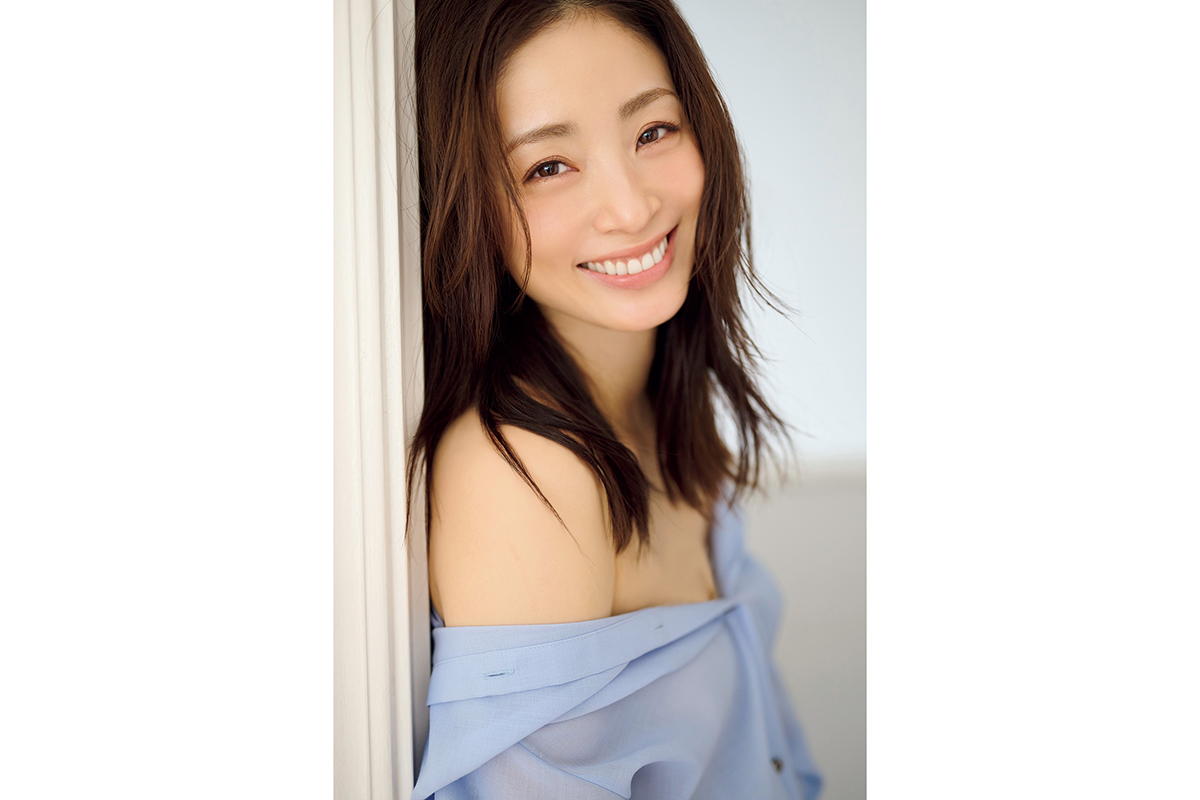 3児の母・上戸彩、『週刊FLASH』表紙巻頭に登場　肩肘張ることのないグラビアに注目