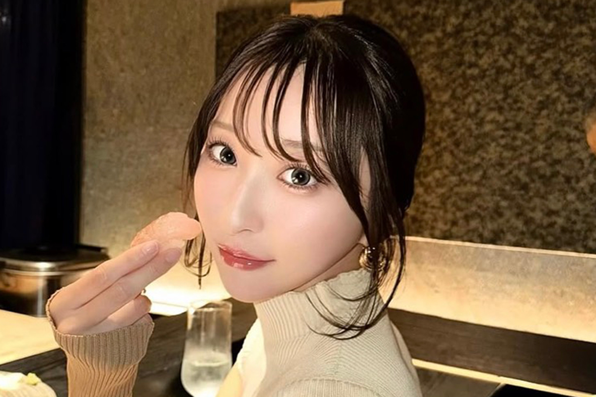 足の長さは85cm「スタイル最強」グラドル、首元際立つトップスに反響「めっちゃ可愛い」「ドキドキ」