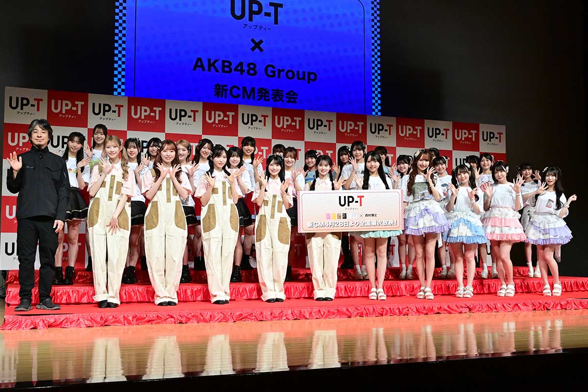 イベントに登壇したひろゆきこと西村博之（左）とAKB48グループの面々【写真：ENCOUNT編集部】