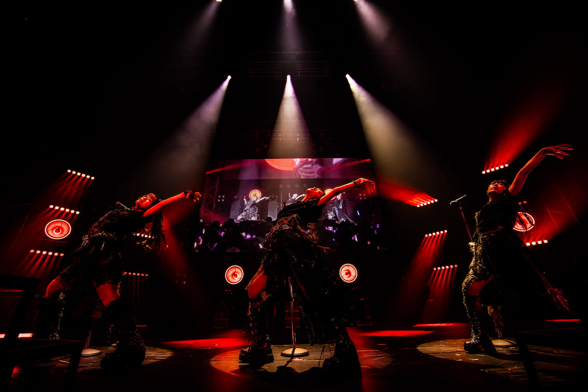 アンコールではClariS史上最もワイルドな姿をみせた【写真：平野タカシ】