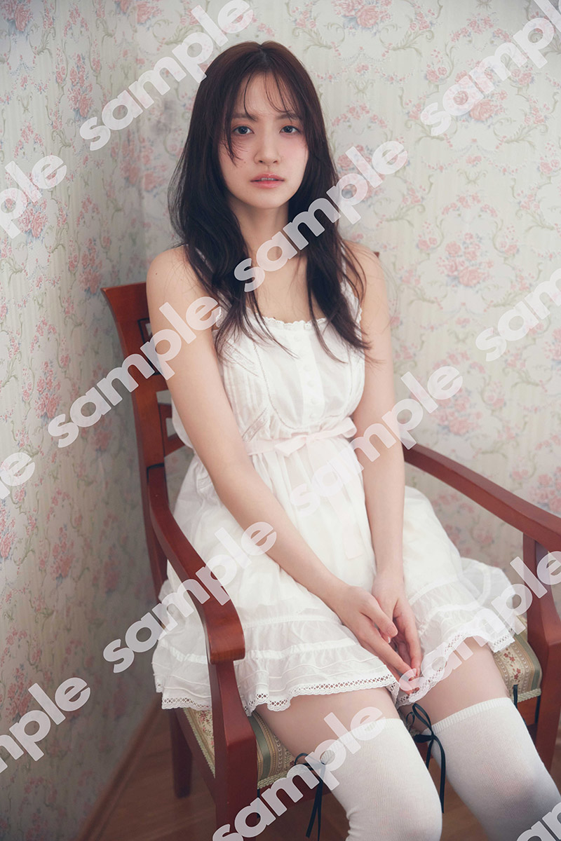 1st写真集を発売する金川紗耶