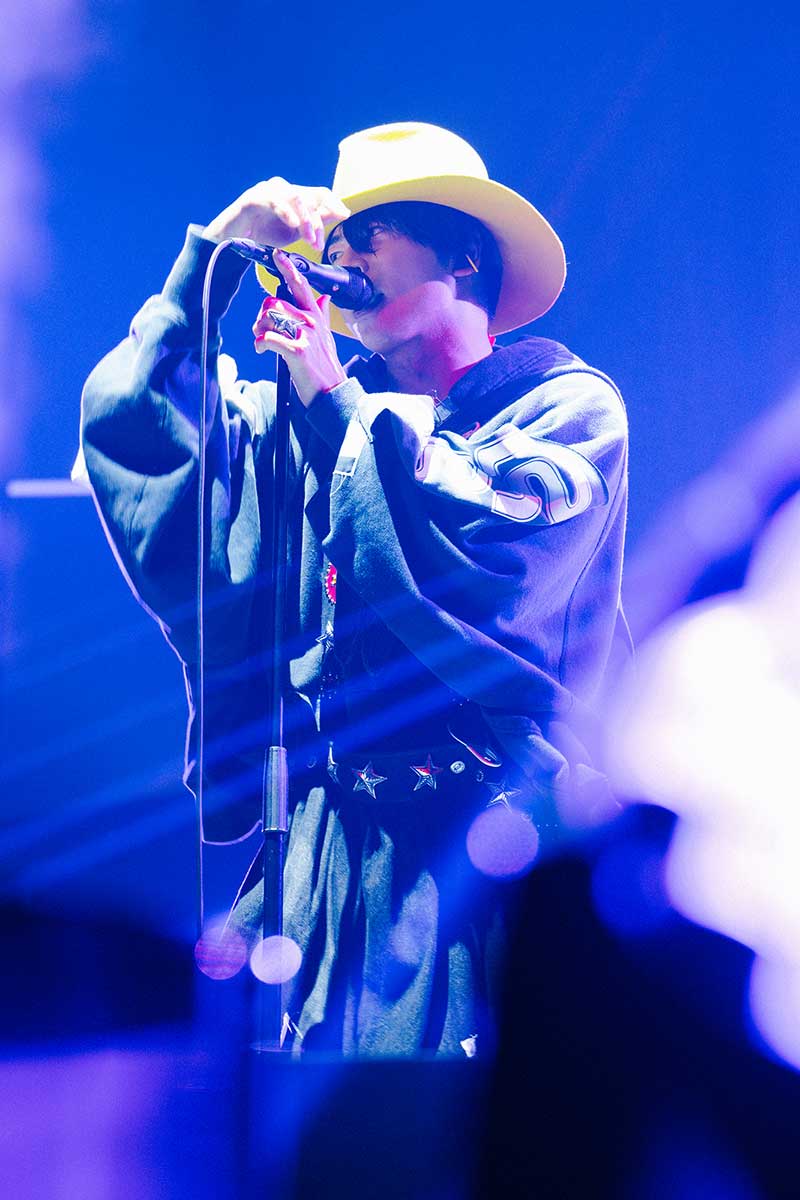 さまざまなカバー曲を披露