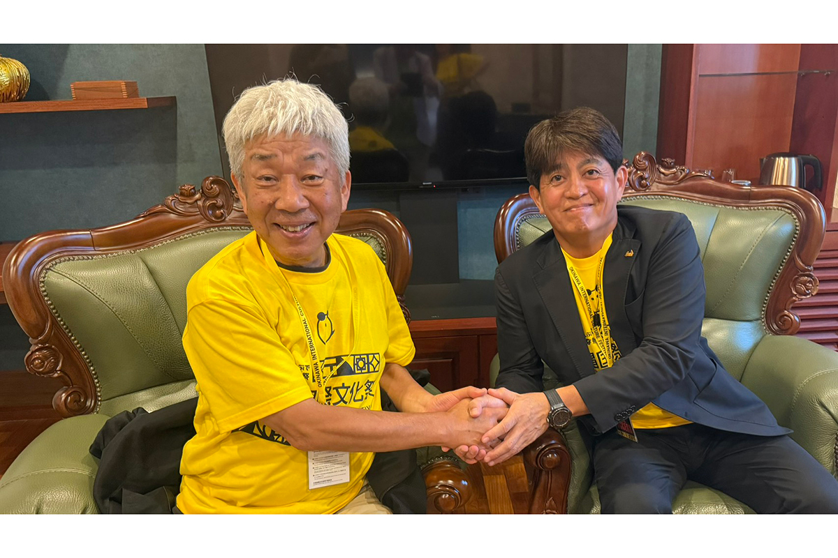 インタビューに応じた大﨑洋氏（左）と安里繁信氏