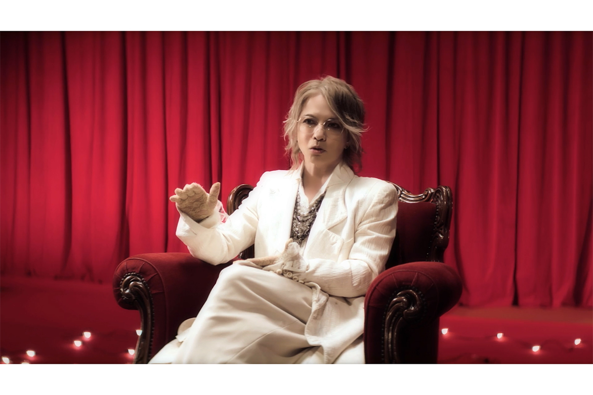 インタビューに応じるHYDE