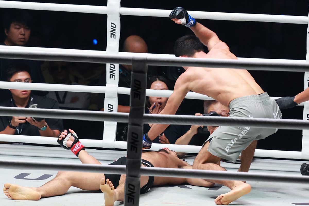 TKO勝利したアバズベク・ホルミルザエフ【写真：山口比佐夫】