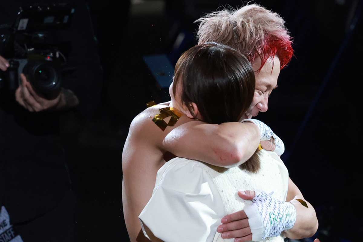 勝利後に妻・川口葵と抱擁した武尊【写真：山口比佐夫】