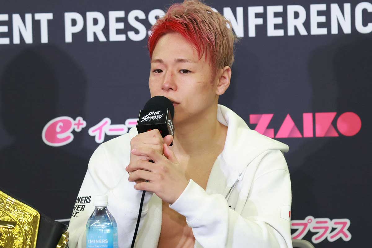 試合後の会見に登壇した武尊【写真：山口比佐夫】