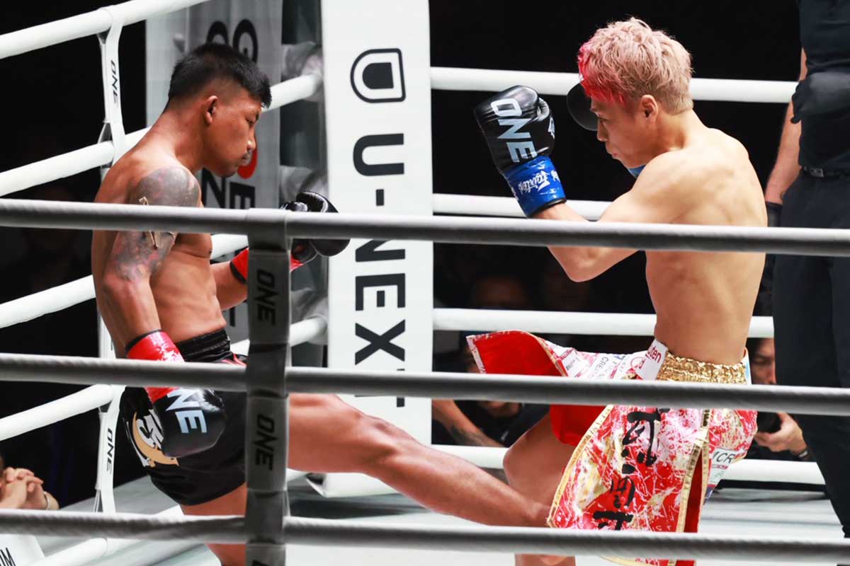 武尊（右）は珍しくガードを固めた【写真：山口比佐夫】