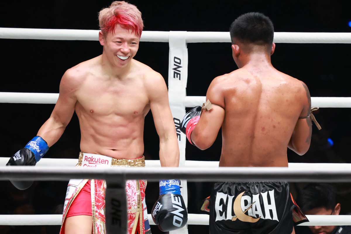 打ち合いが始まりニヤリと笑う武尊（左）【写真：山口比佐夫】