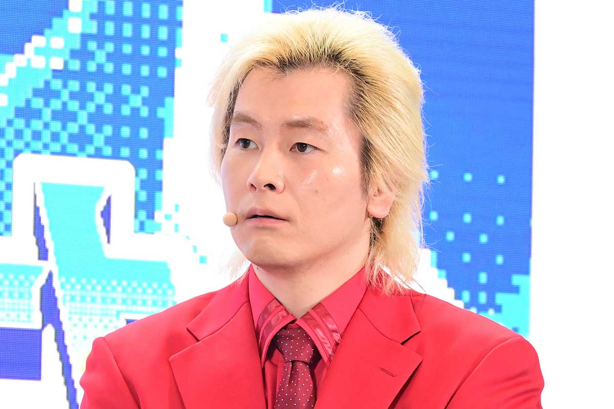 イベントに登壇したメイプル超合金・カズレーザー【写真：ENCOUNT編集部】