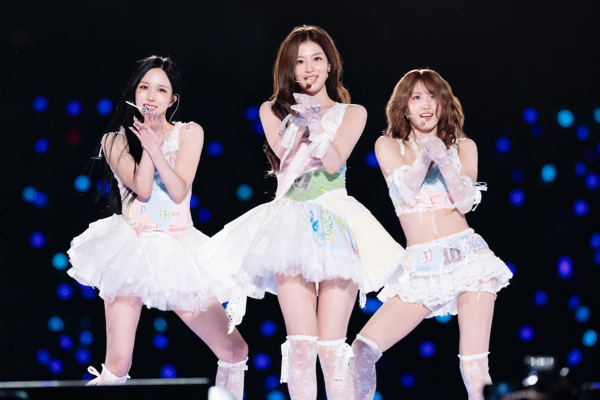 ミナ、サナ、モモ（左から）のユニットMISAMO【写真：田中聖太郎】