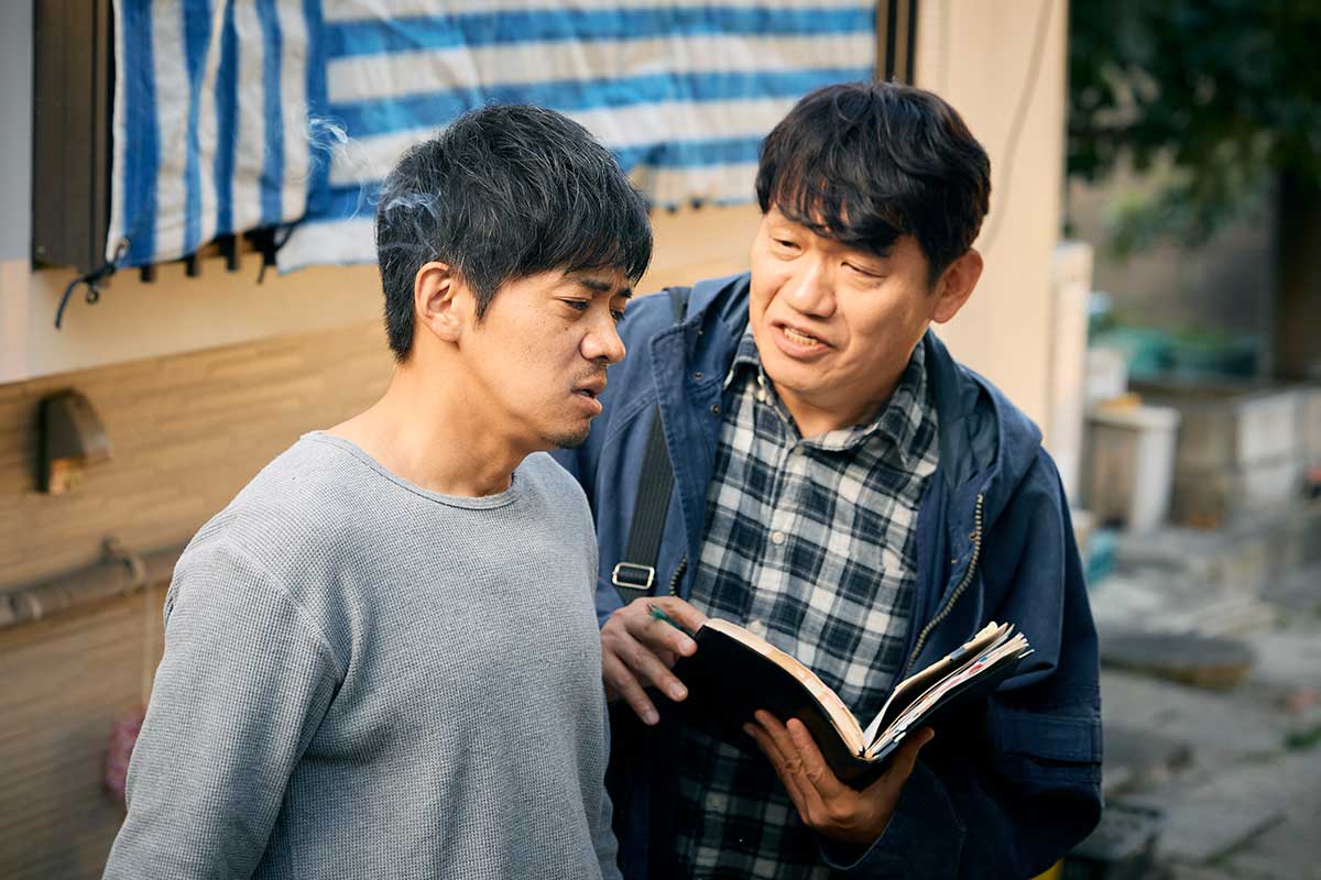 真と稔の父・田鎖朔太郎（和田正人）に話を聞こうとしていた津田【写真：(C)TBSスパークル／TBS】