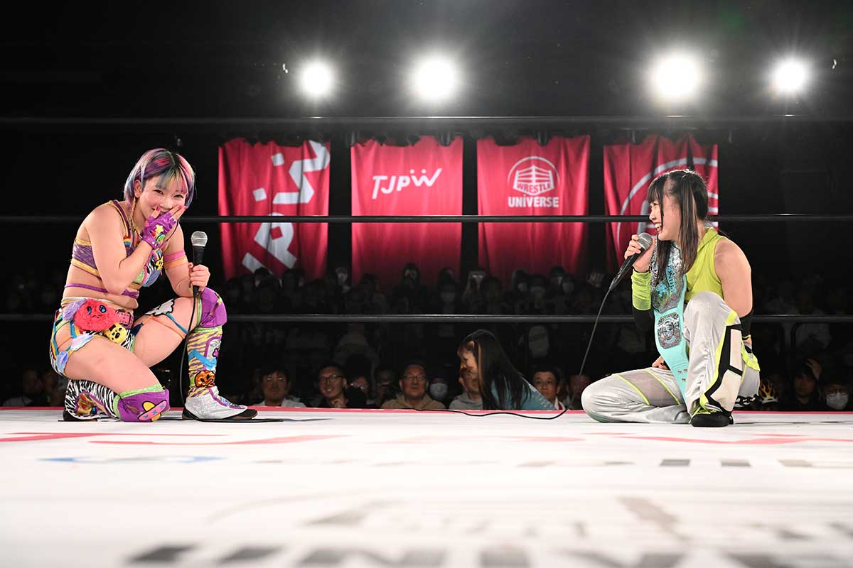 遠藤有栖（左）は王座奪取を、鈴芽は王座防衛を誓った【写真：(C)東京女子プロレス】