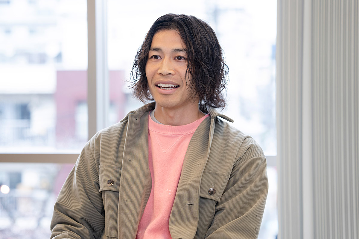 彫りの深い顔立ちでハーフにも間違われるも、「生粋の京都人」のKAY-I【写真：増田美咲】