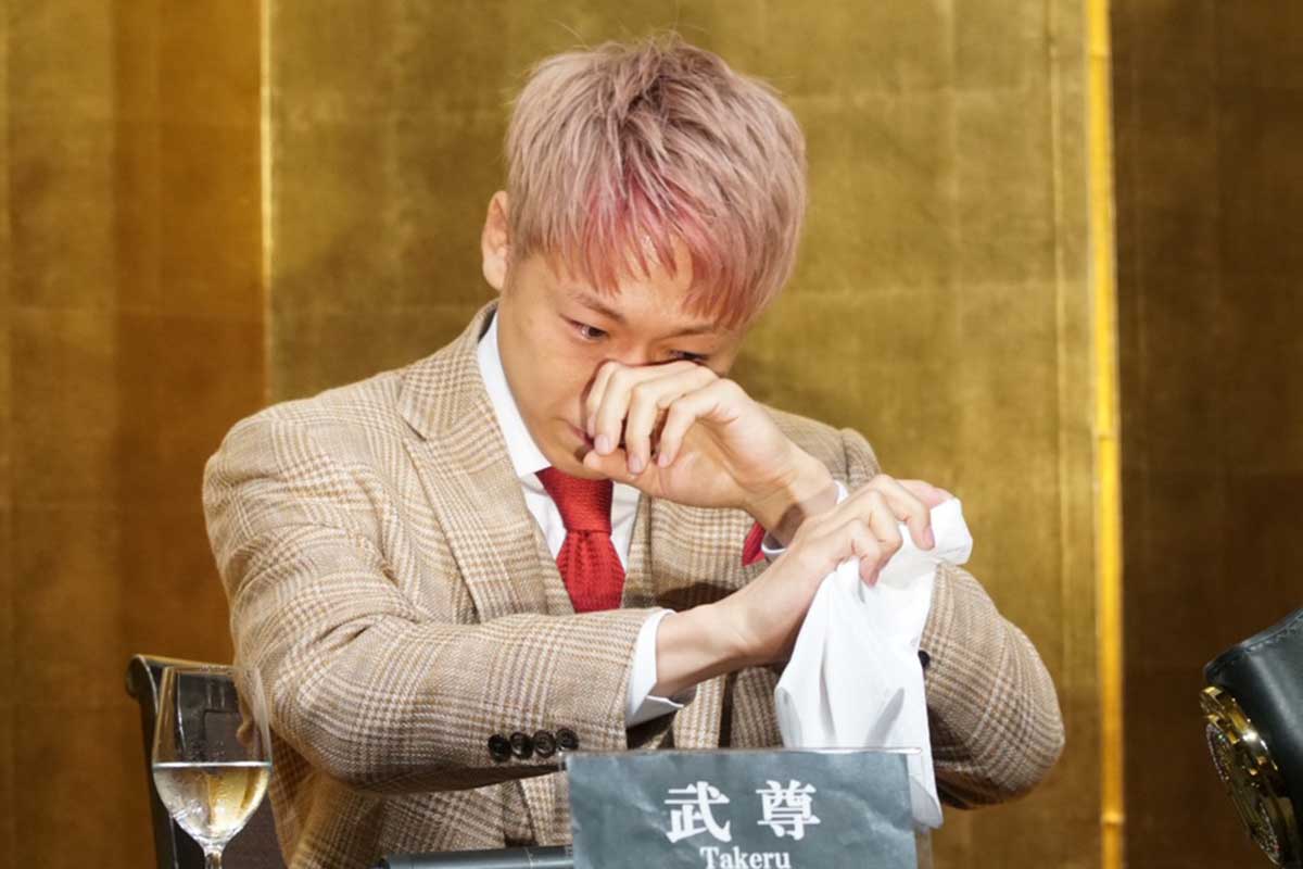 武尊、引退会見で妻・川口葵を想い号泣「この人と結婚してよかった」　命がけのキャリアも…伝えられた言葉「私が稼ぐから」