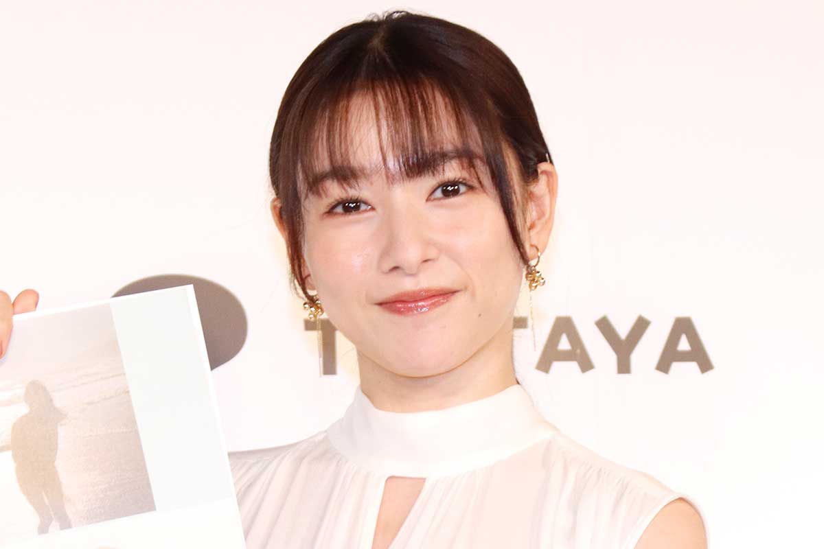 “岡山の奇跡”から12年　29歳・桜井日奈子、黒ドレス姿に「背中美しっ」「色気も増したね～！」の声