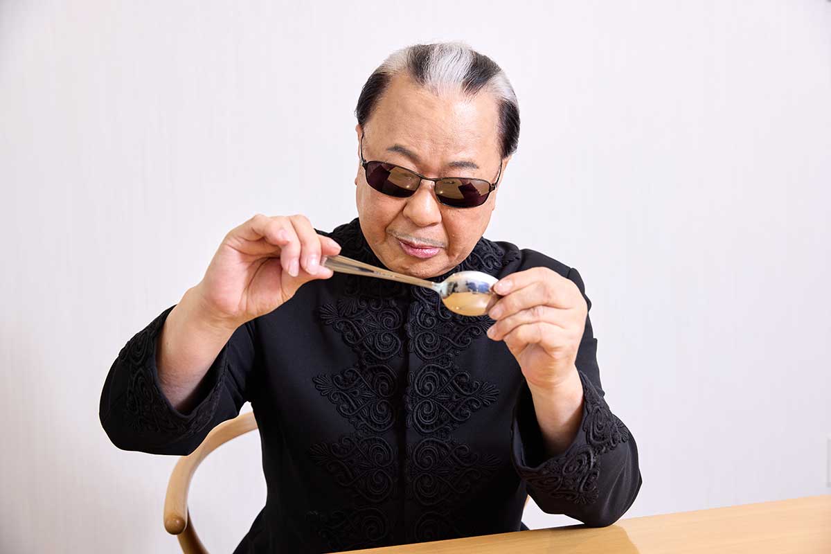 スプーン曲げを極めたMr.マリック【写真：くさかべまき】