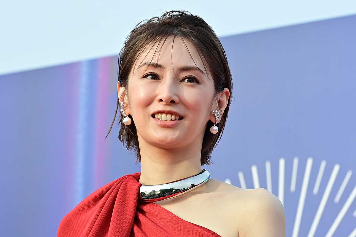 北川景子、真っ赤なワンショルドレスで降臨に「お美しい」「神々しいまでのスタイルの良さ」