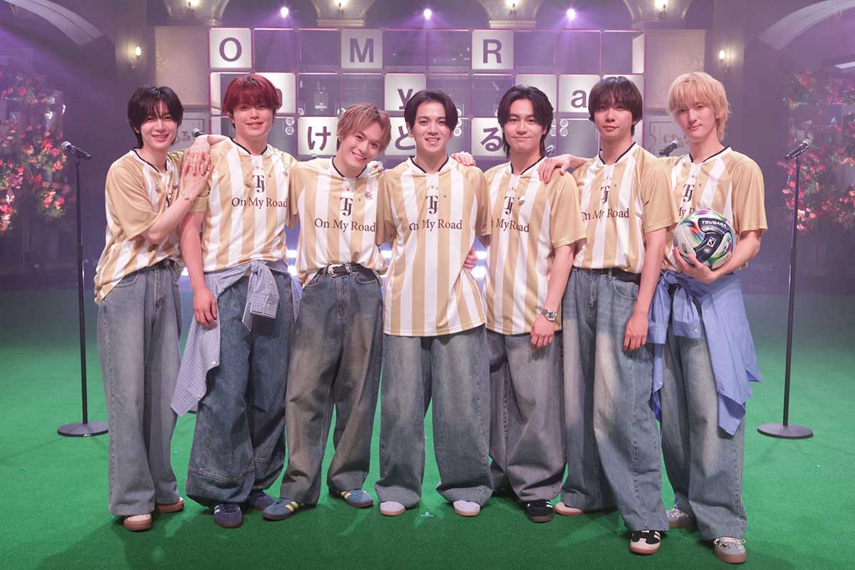 Travis Japanがサッカー応援ソング『On My Road』をテレビ初披露　特設ステージで熱唱