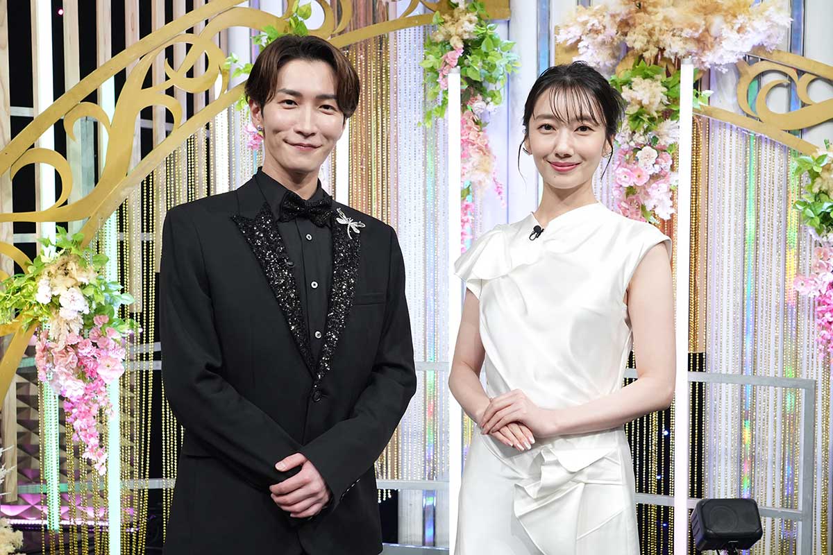 MCを務めるSnow Manの渡辺翔太（左）と波瑠【写真：(C)日本テレビ】