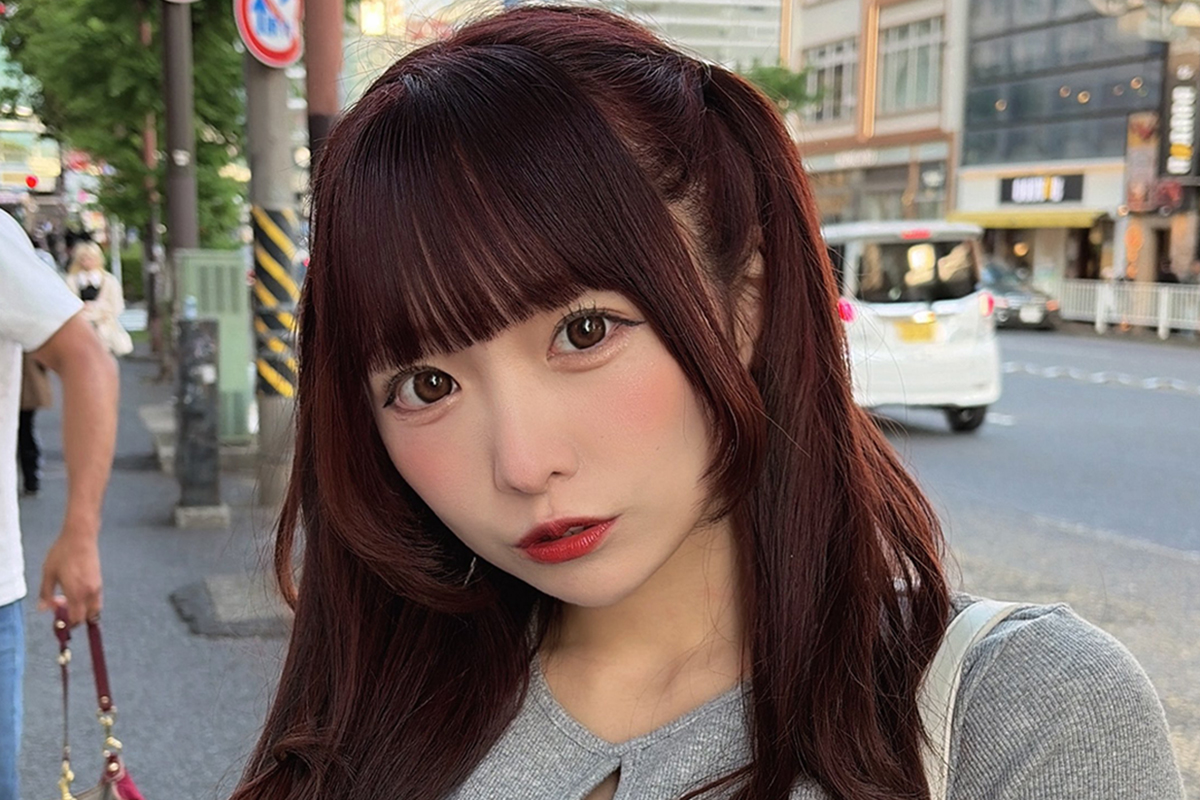 「この服装で補導されかけました」　スプスラッシュ・佐々木ひなの、お腹にネット驚き「筋肉すごすぎて？」