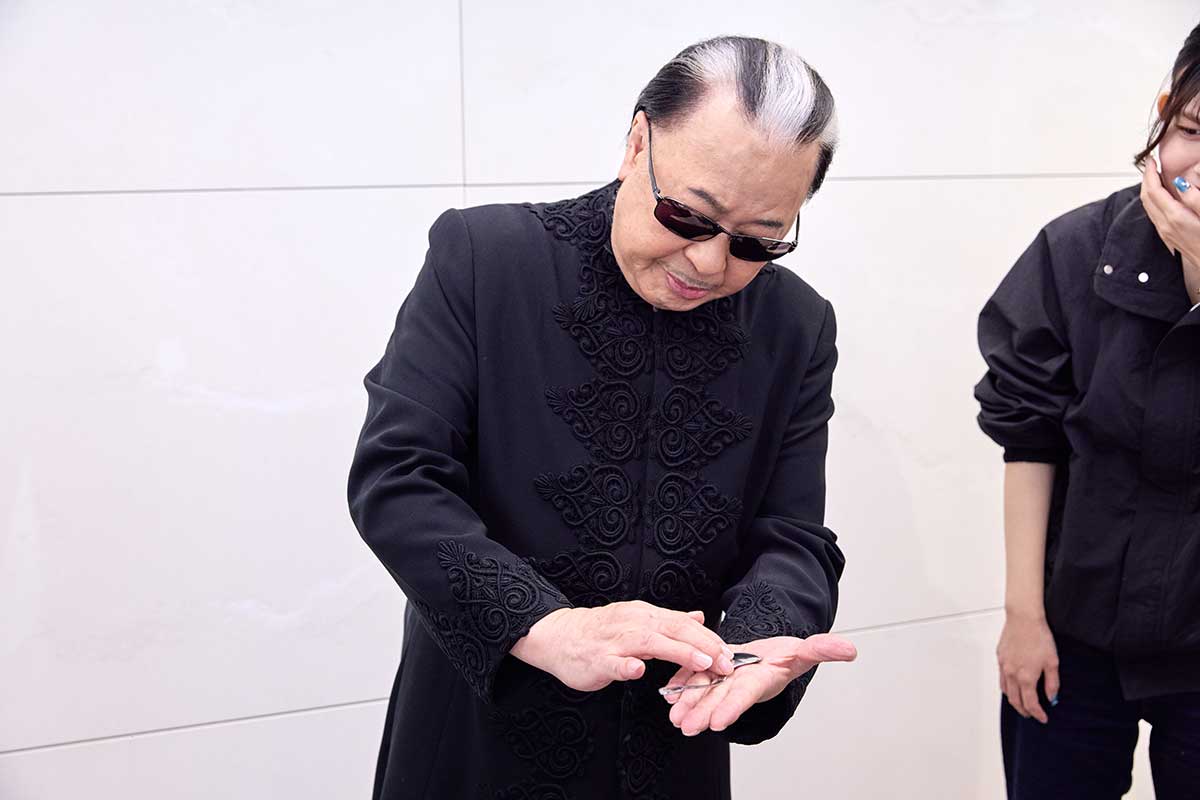 スプーン曲げを極めたMr.マリック【写真：くさかべまき】