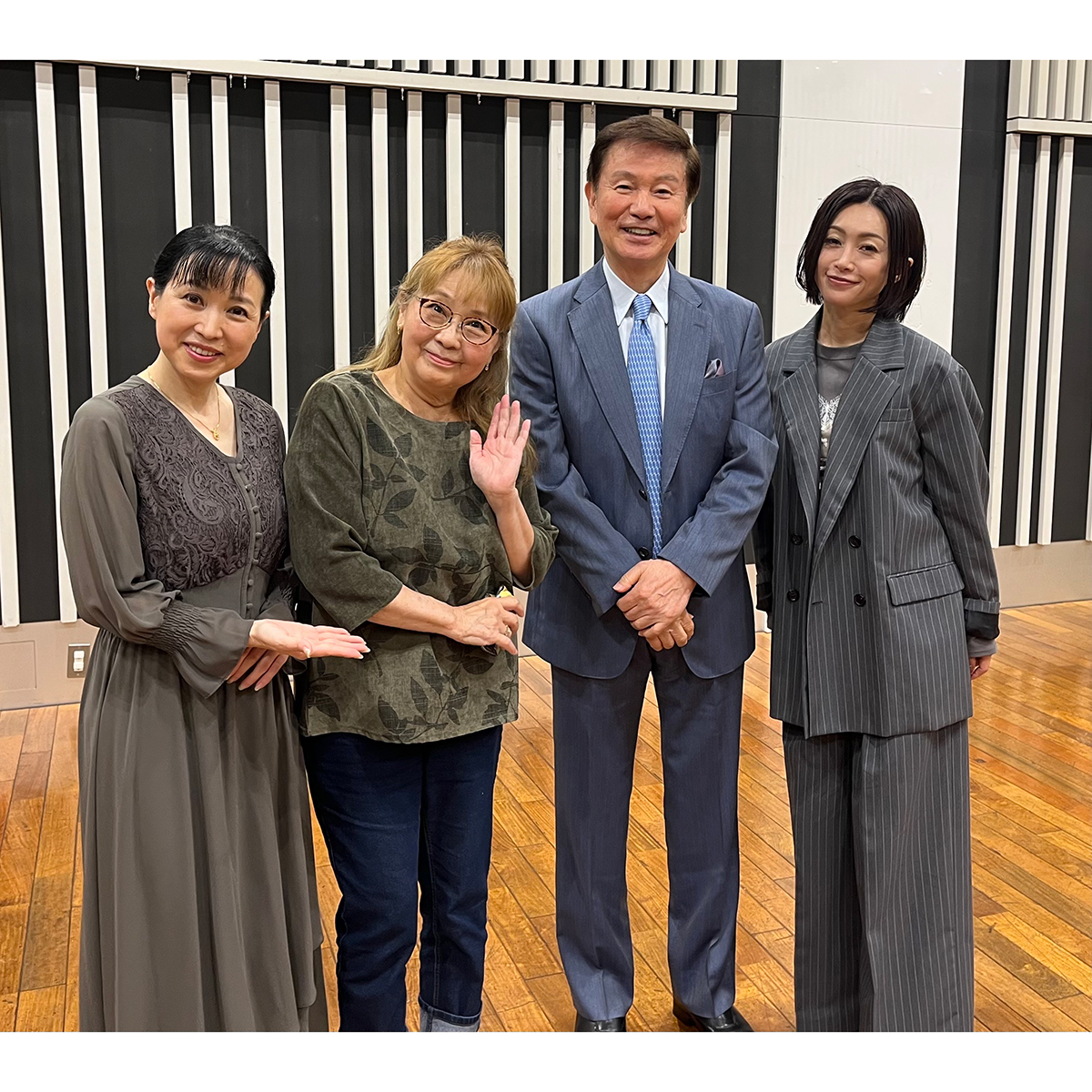 森田健作（左から3人目）がパーソナリティーのラジオ番組に出演した岡崎友紀（同2人目）。左端は共演の西村知美、右端は同じく酒井法子