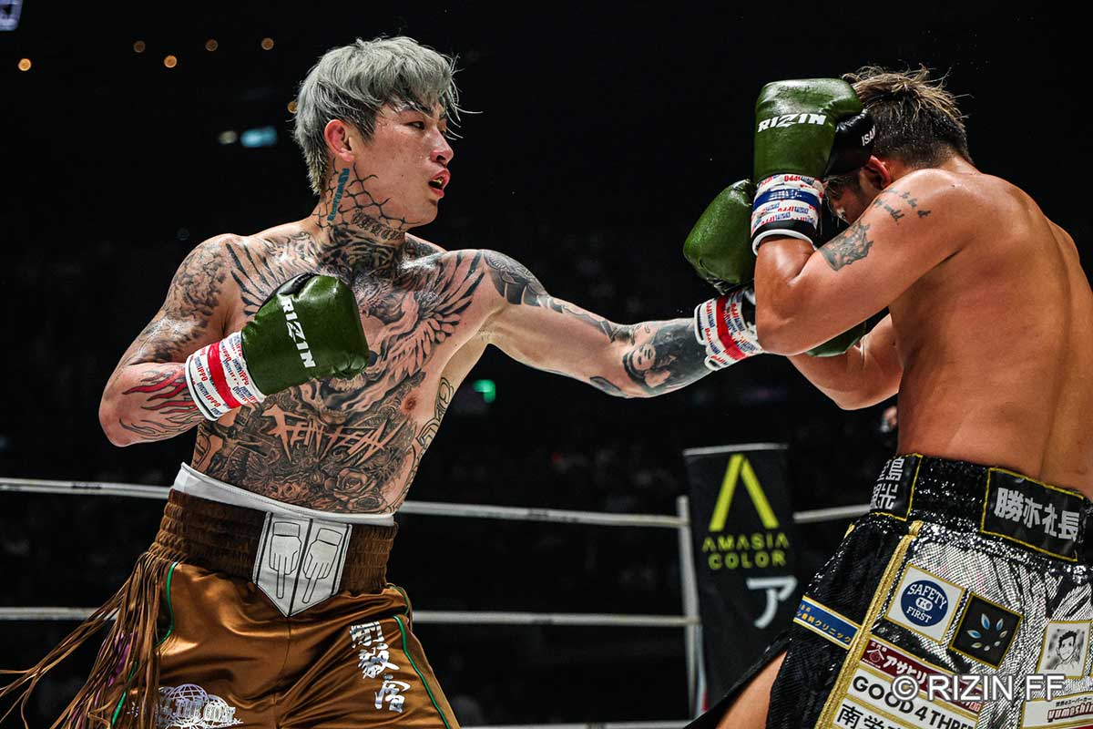 ドロー判定で決着した平本蓮（左）と皇治【写真：(C)RIZIN FF】