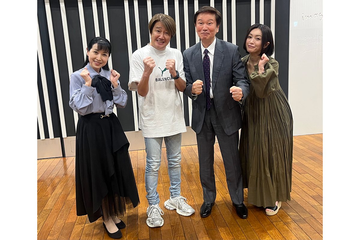 ラジオ番組収録後、記念写真に納まった4人。左から西村知美、近藤真彦、森田健作、酒井法子