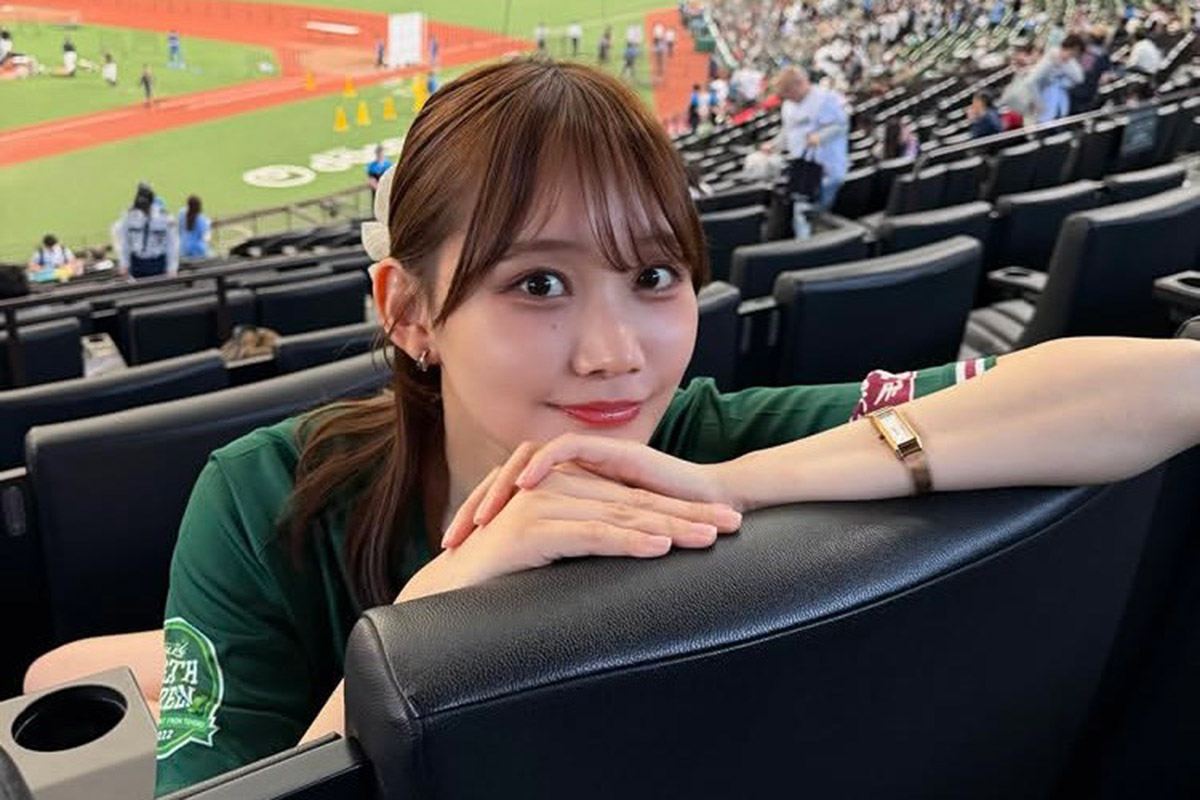 保﨑麗、超ミニスカ×選手サイン入りユニ姿　「まぶしい脚」「とてもお美しい」の声